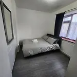 London Parkside Apartments & Rooms
